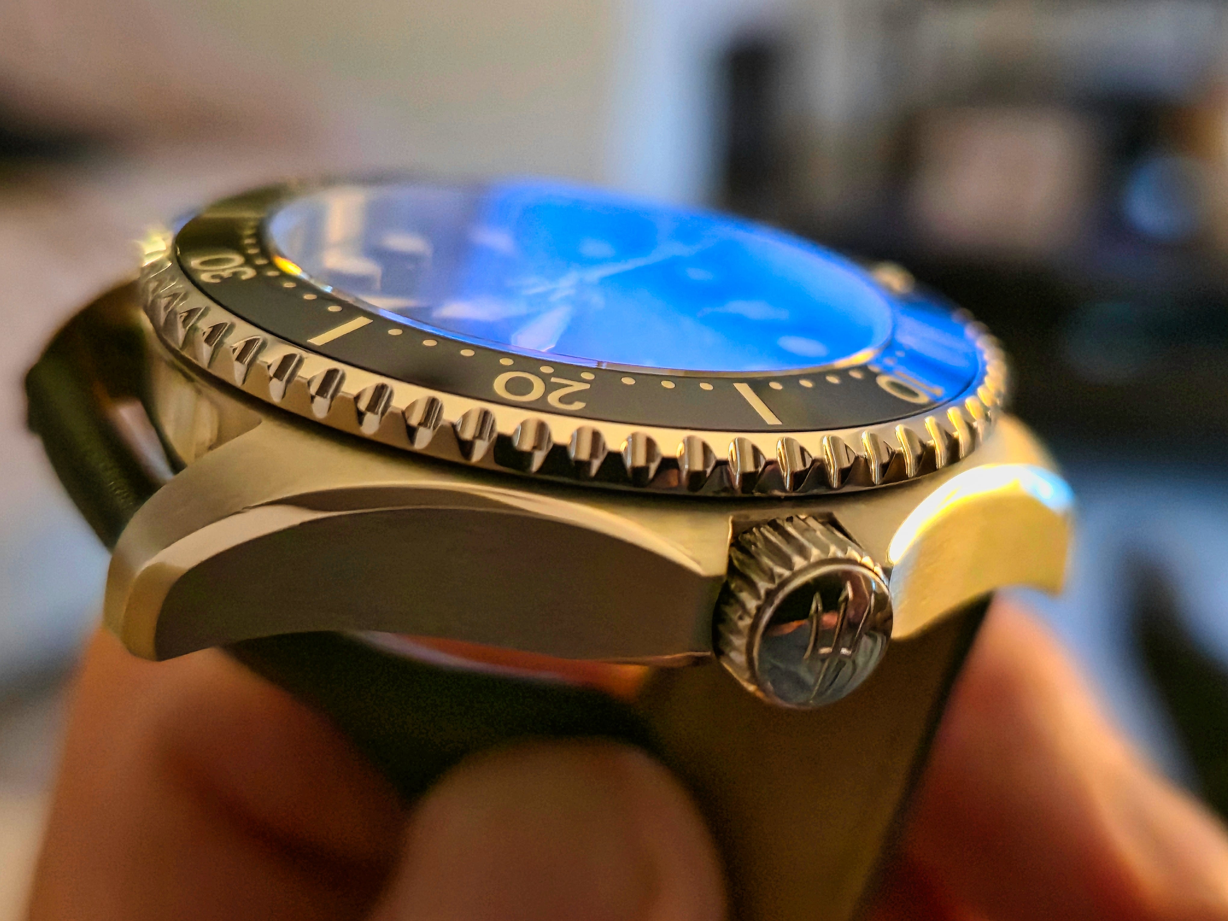 Navanos Ravaro Diver luxury dive watch case side close-up showing crown, bezel teeth and sapphire crystal profile